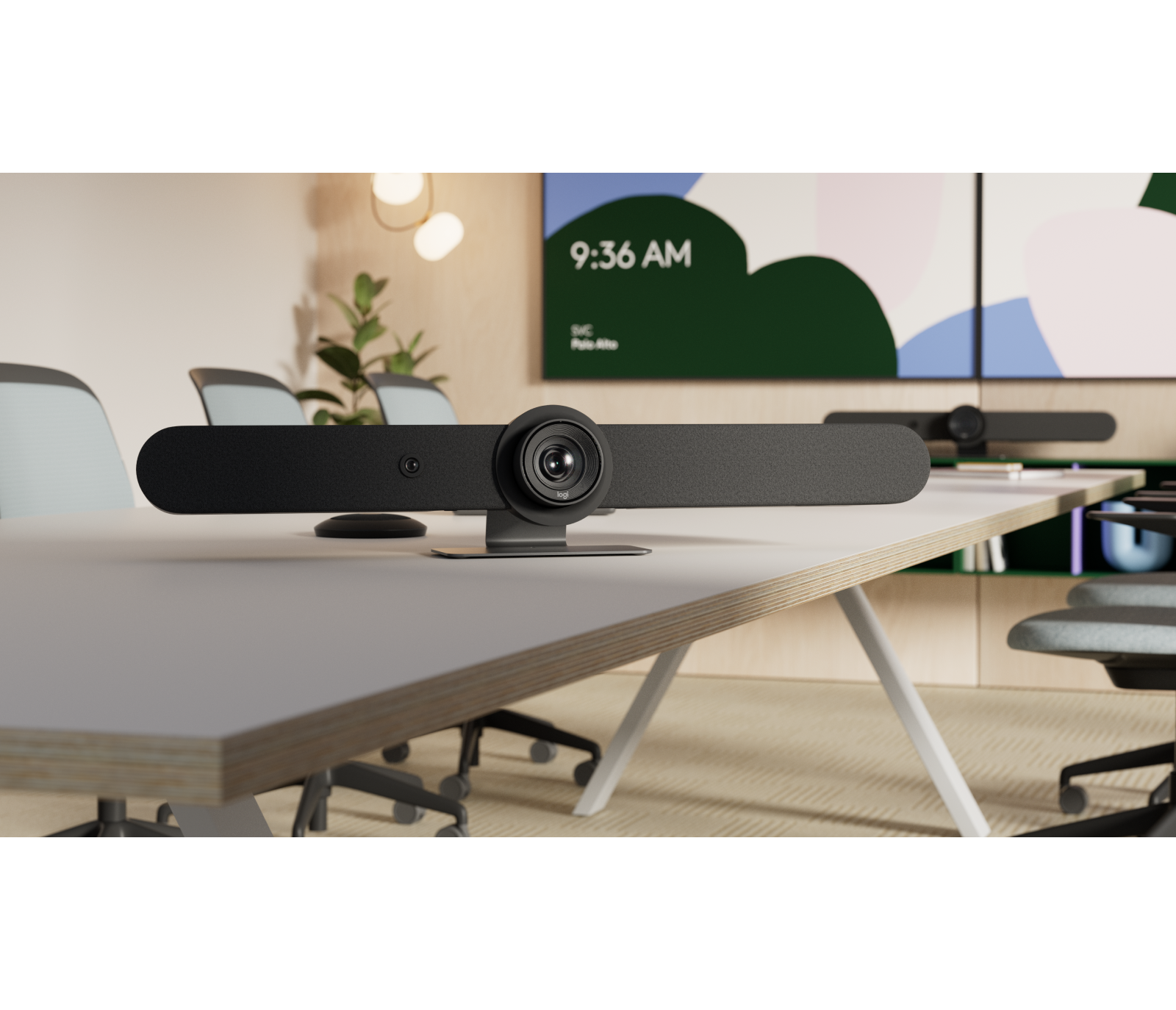 Logitech Rally Bar บนโต๊ะประชุม พร้อมตัวอย่างการติดตั้งใต้จอด้านหลัง ภาพจาก Logitech